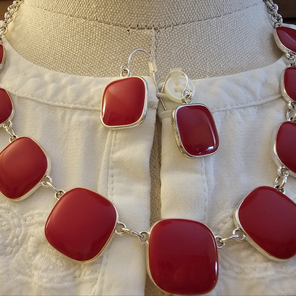 Red and silver-toned costume jewelry necklace and matching earrings - Picture 6 of 8